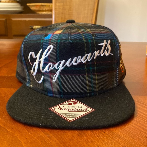 Harry Potter Hogwarts Snapback Hat Cap NWOT - Picture 1 of 6
